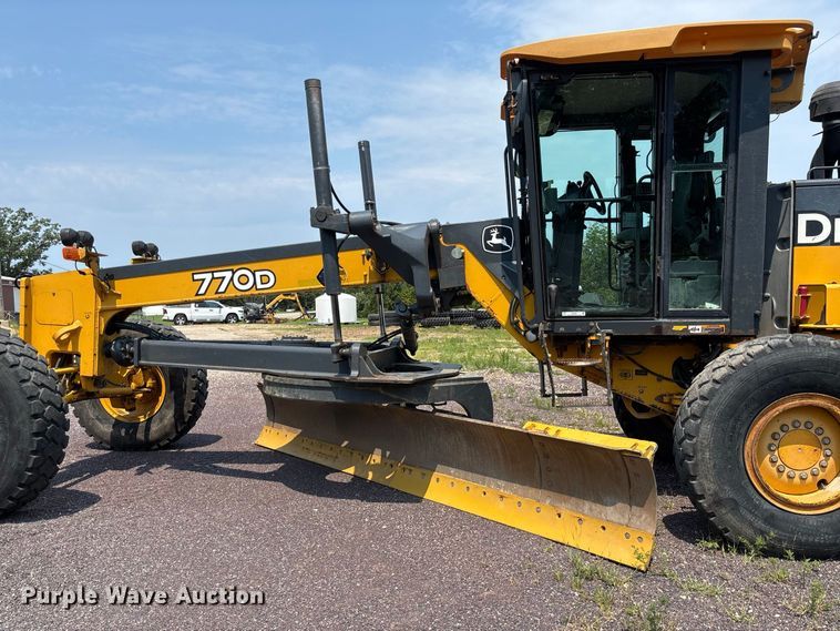 image for item DZ4561 2006 John Deere 770D motor grader