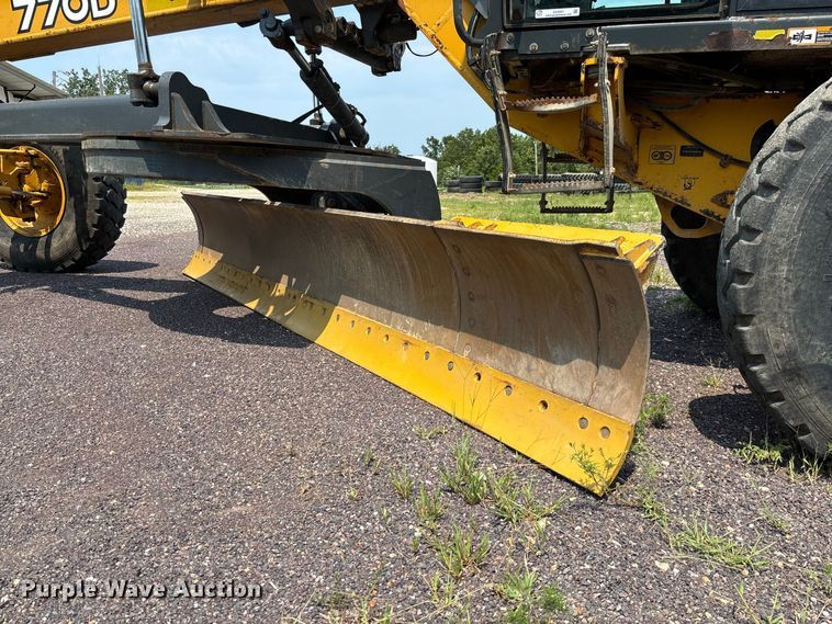 image for item DZ4561 2006 John Deere 770D motor grader