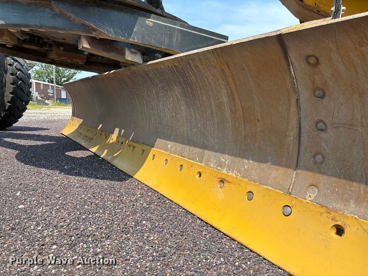 image for item DZ4561 2006 John Deere 770D motor grader
