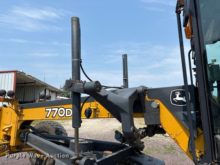 image for item DZ4561 2006 John Deere 770D motor grader