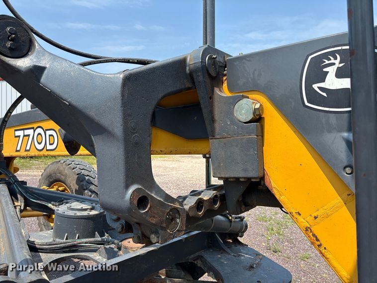 image for item DZ4561 2006 John Deere 770D motor grader