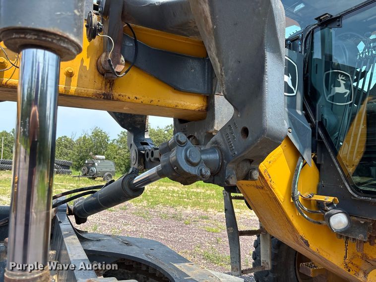 image for item DZ4561 2006 John Deere 770D motor grader