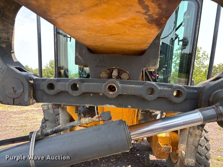 image for item DZ4561 2006 John Deere 770D motor grader
