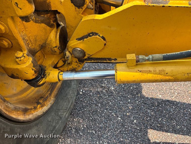 image for item DZ4561 2006 John Deere 770D motor grader
