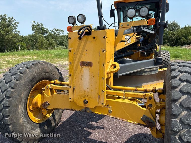 image for item DZ4561 2006 John Deere 770D motor grader