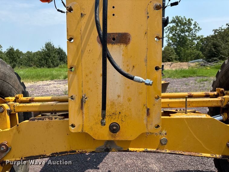 image for item DZ4561 2006 John Deere 770D motor grader