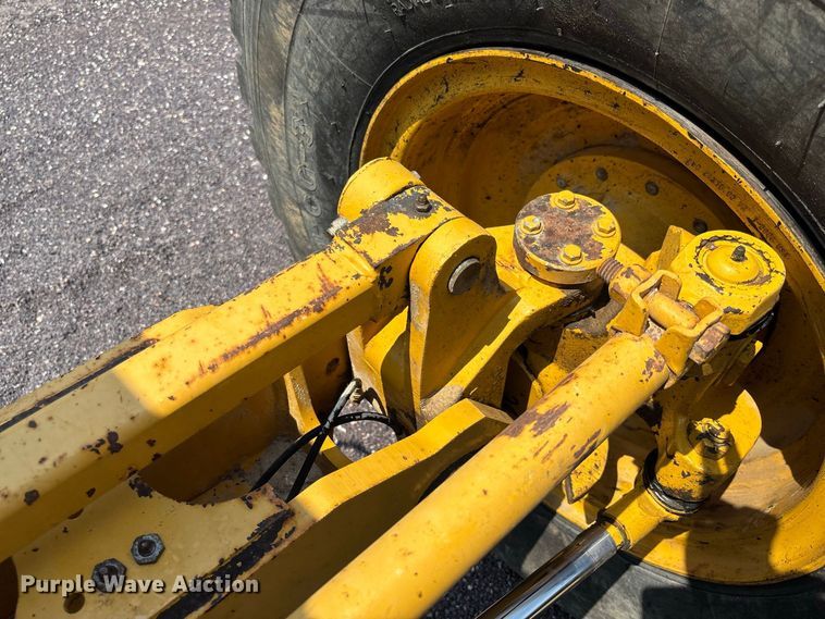 image for item DZ4561 2006 John Deere 770D motor grader
