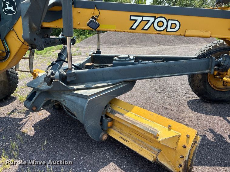 image for item DZ4561 2006 John Deere 770D motor grader