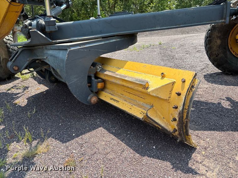 image for item DZ4561 2006 John Deere 770D motor grader