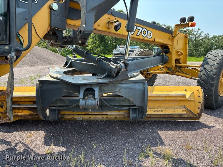 image for item DZ4561 2006 John Deere 770D motor grader