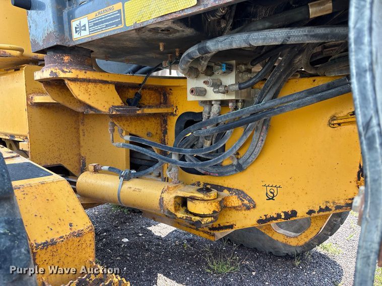 image for item DZ4561 2006 John Deere 770D motor grader