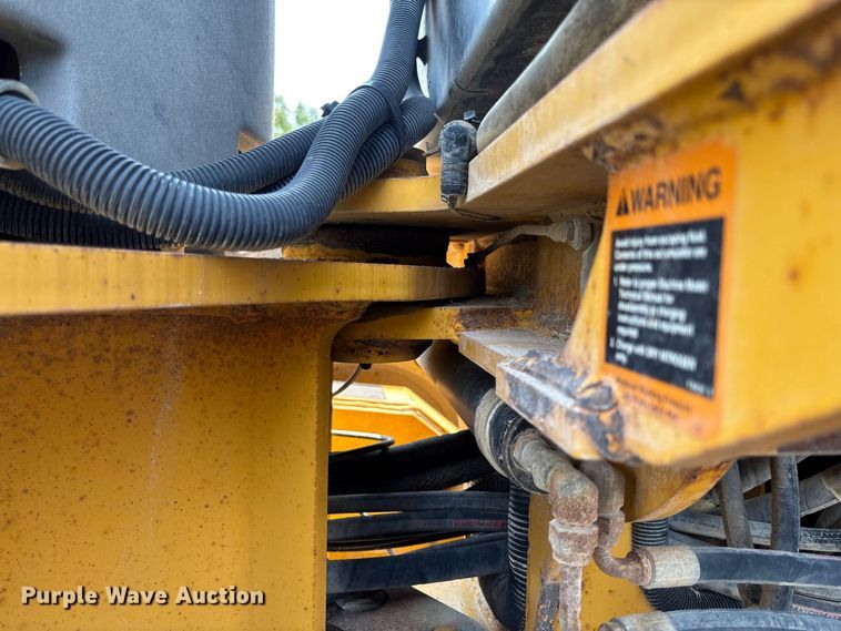 image for item DZ4561 2006 John Deere 770D motor grader