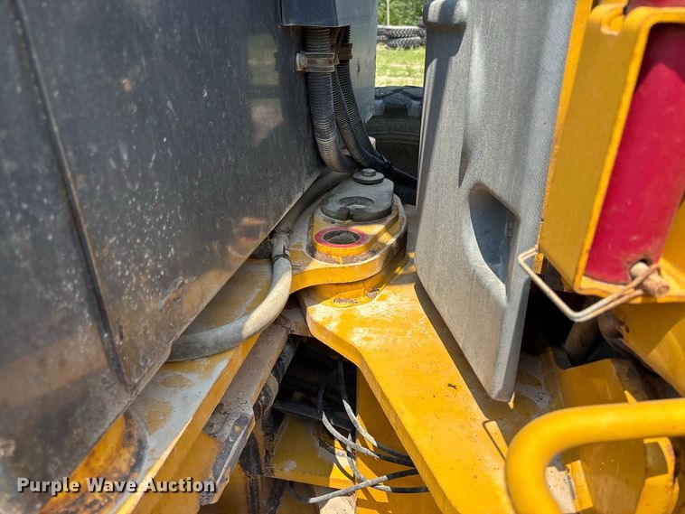 image for item DZ4561 2006 John Deere 770D motor grader