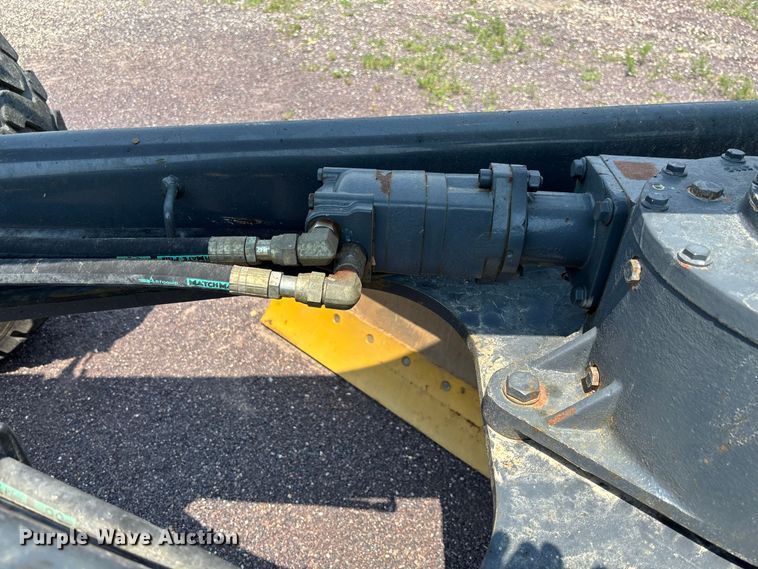 image for item DZ4561 2006 John Deere 770D motor grader