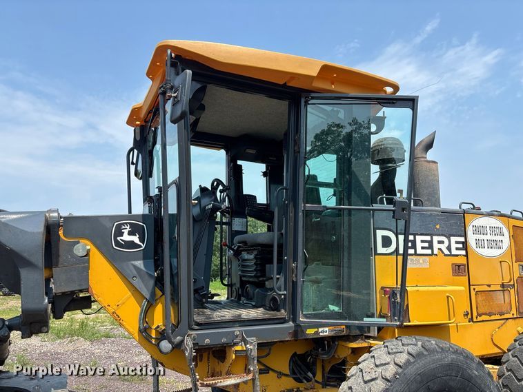 image for item DZ4561 2006 John Deere 770D motor grader