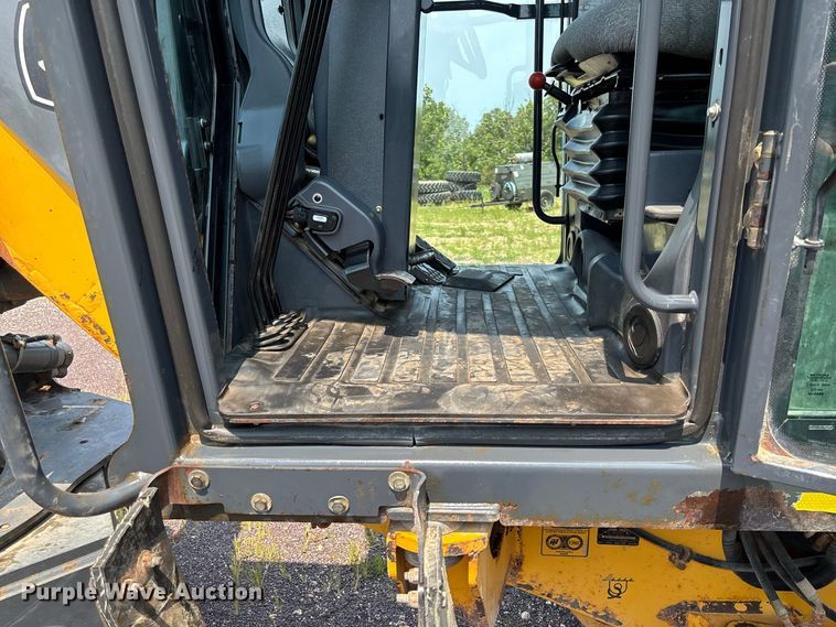 image for item DZ4561 2006 John Deere 770D motor grader