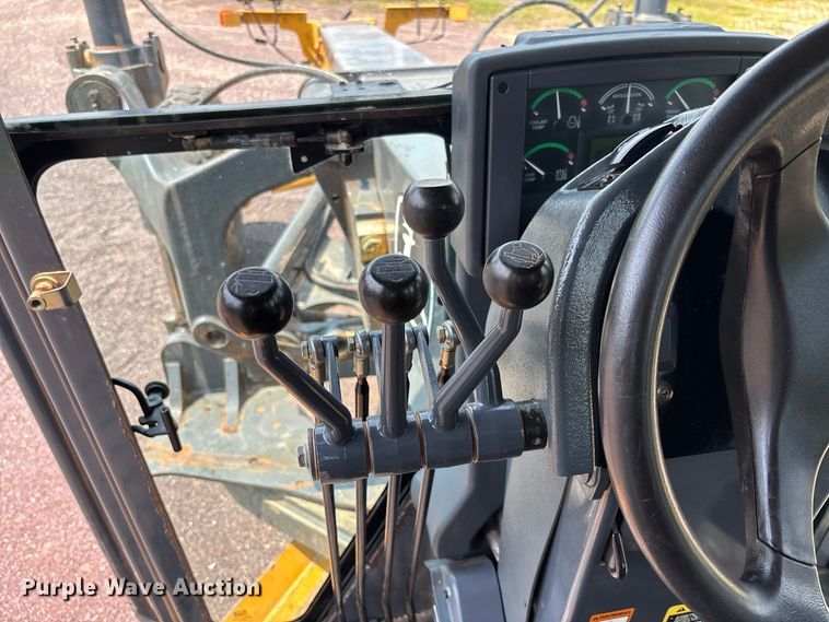 image for item DZ4561 2006 John Deere 770D motor grader