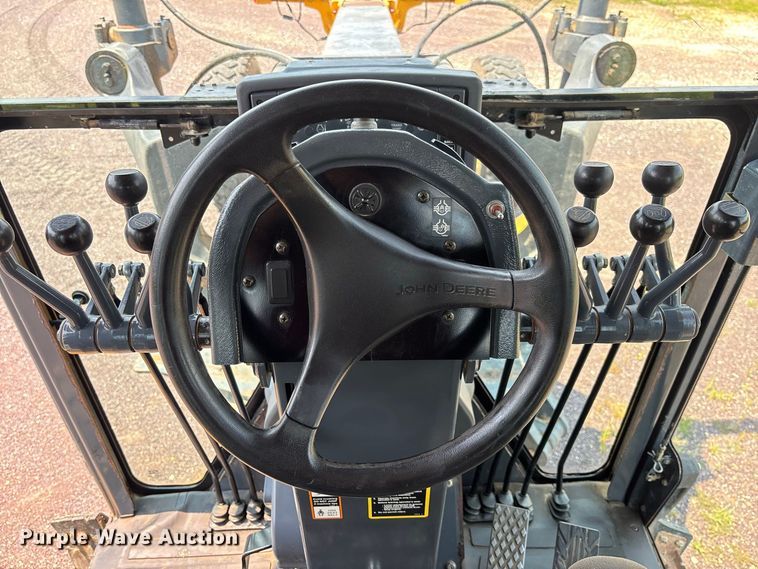 image for item DZ4561 2006 John Deere 770D motor grader
