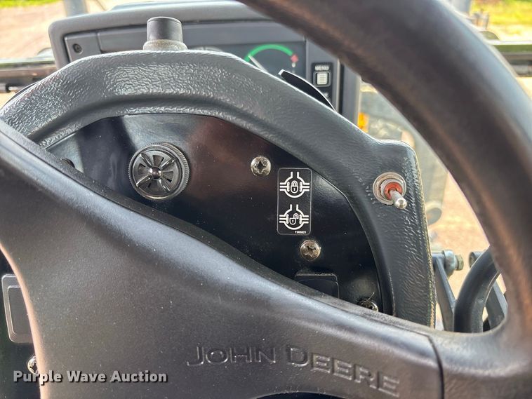 image for item DZ4561 2006 John Deere 770D motor grader