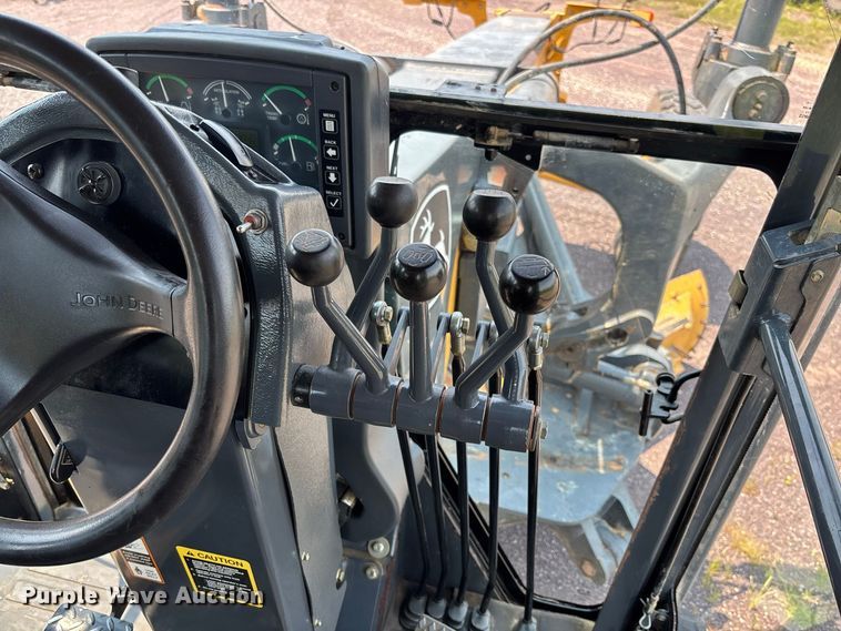 image for item DZ4561 2006 John Deere 770D motor grader