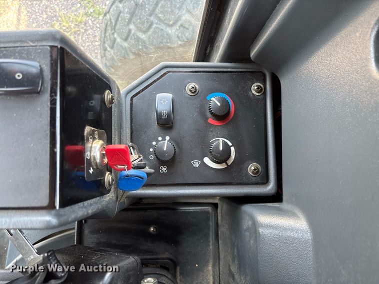 image for item DZ4561 2006 John Deere 770D motor grader