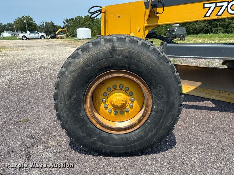 image for item DZ4561 2006 John Deere 770D motor grader