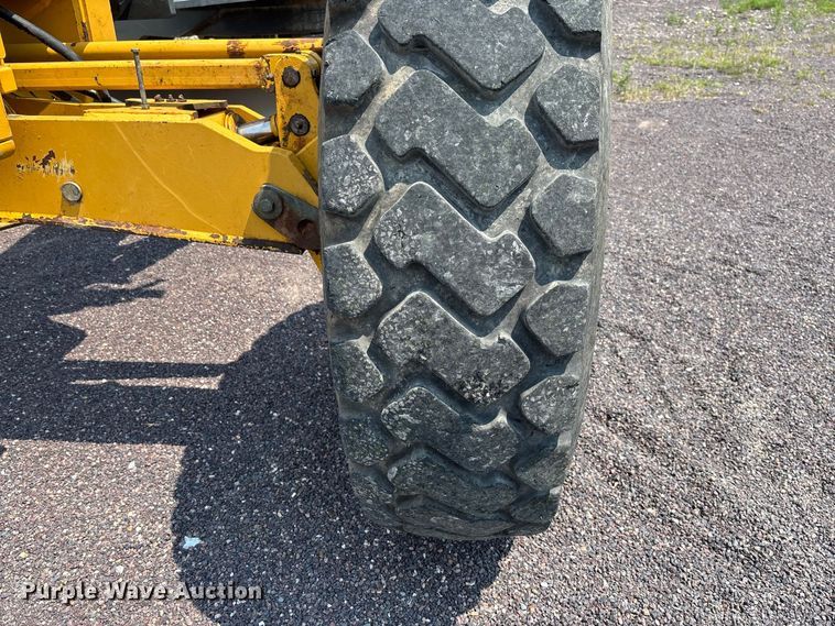 image for item DZ4561 2006 John Deere 770D motor grader