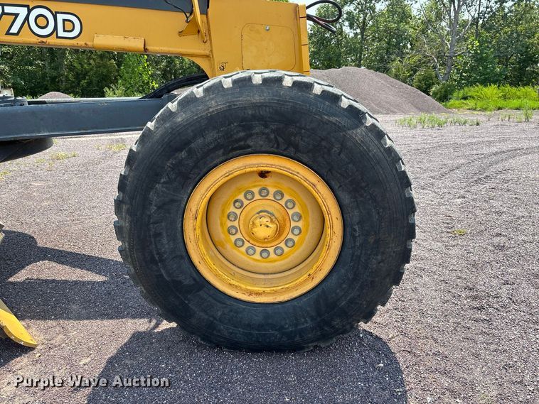image for item DZ4561 2006 John Deere 770D motor grader