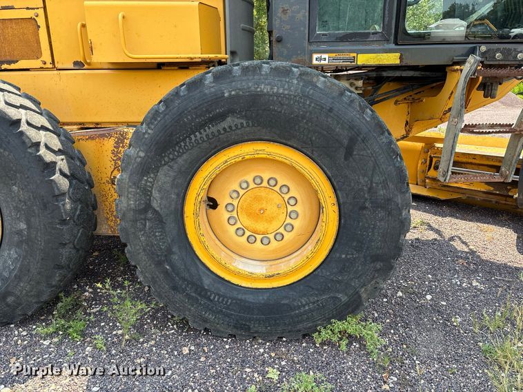image for item DZ4561 2006 John Deere 770D motor grader