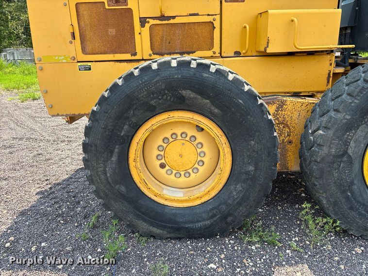 image for item DZ4561 2006 John Deere 770D motor grader
