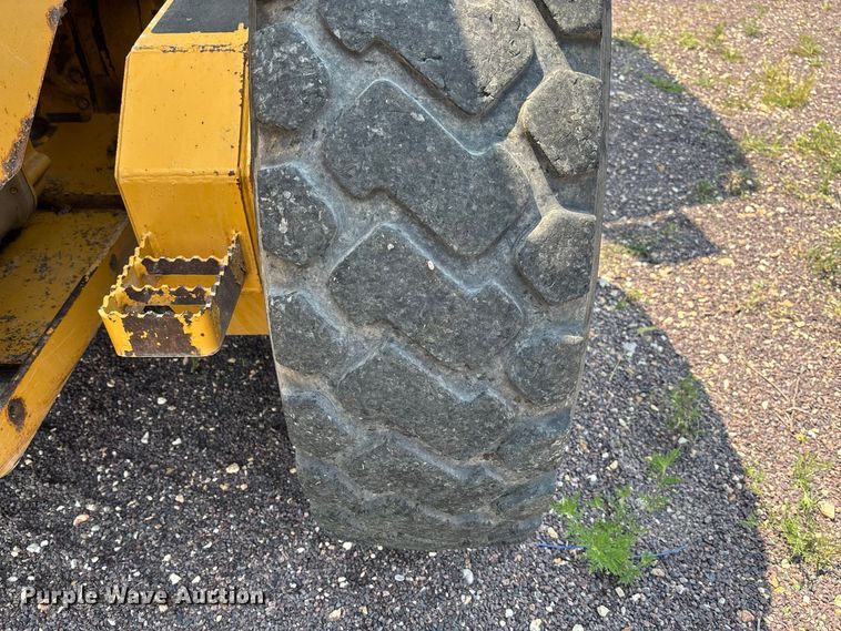 image for item DZ4561 2006 John Deere 770D motor grader