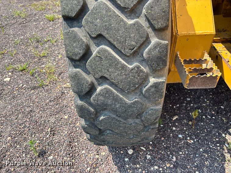 image for item DZ4561 2006 John Deere 770D motor grader