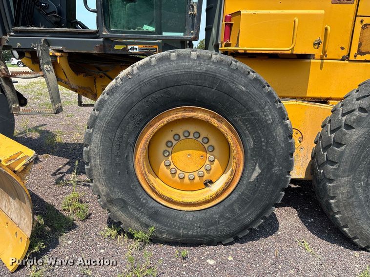 image for item DZ4561 2006 John Deere 770D motor grader