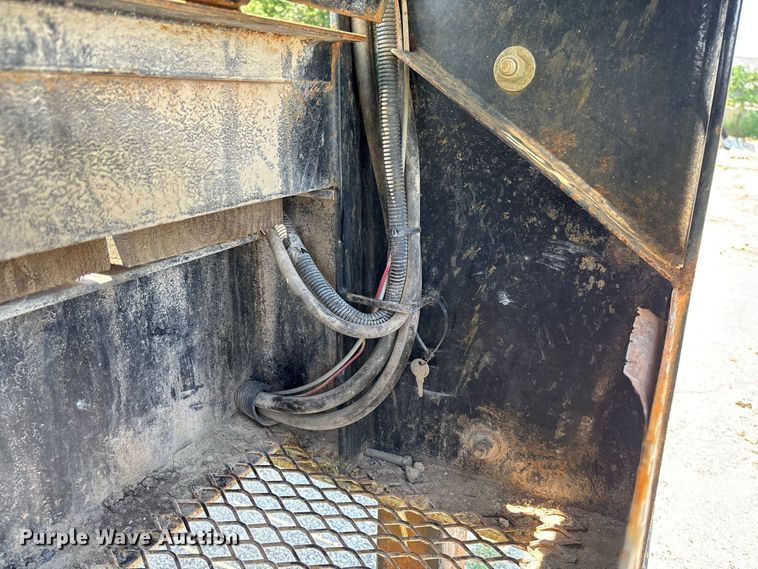 image for item DZ4572 2019 Coyote GN29HYD hydraulic tail equipment trailer