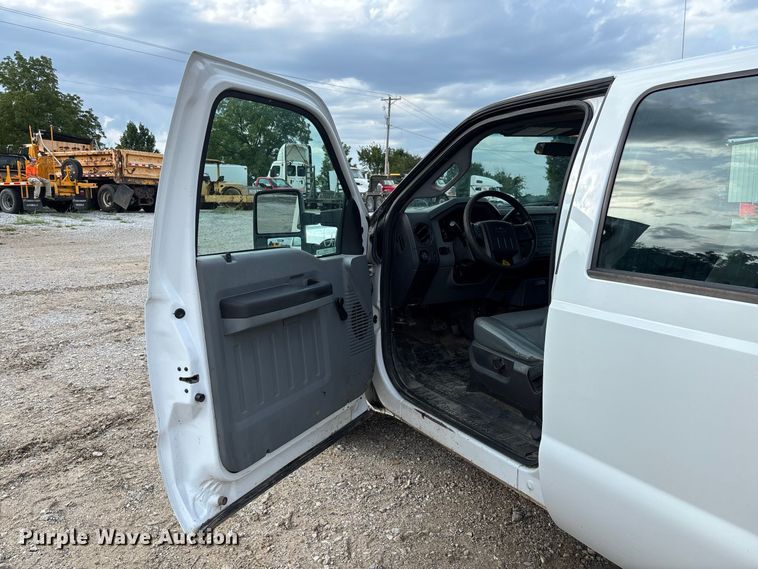 image for item DZ4608 2015 Ford  F250 Super Duty XL Crew Cab flatbed pickup truck