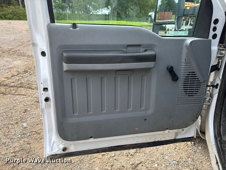 image for item DZ4608 2015 Ford  F250 Super Duty XL Crew Cab flatbed pickup truck
