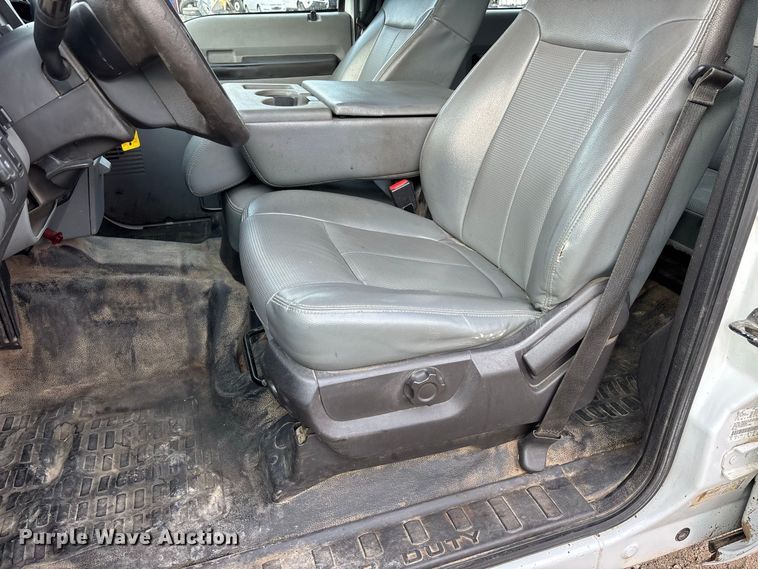 image for item DZ4608 2015 Ford  F250 Super Duty XL Crew Cab flatbed pickup truck