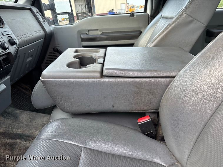 image for item DZ4608 2015 Ford  F250 Super Duty XL Crew Cab flatbed pickup truck