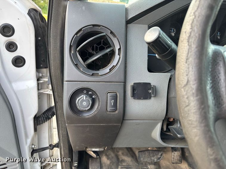 image for item DZ4608 2015 Ford  F250 Super Duty XL Crew Cab flatbed pickup truck