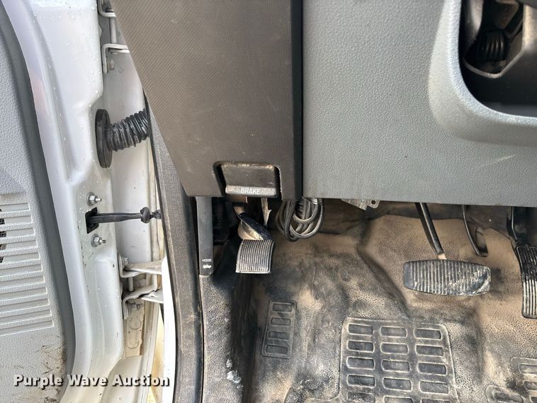 image for item DZ4608 2015 Ford  F250 Super Duty XL Crew Cab flatbed pickup truck