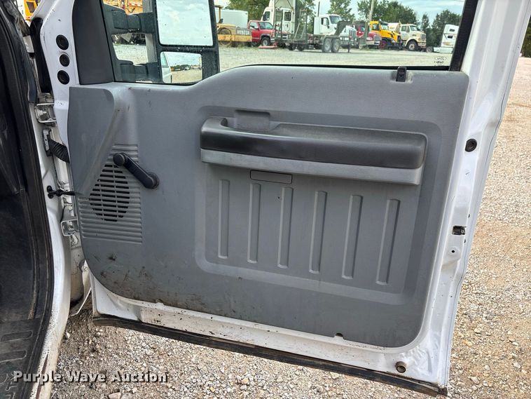 image for item DZ4608 2015 Ford  F250 Super Duty XL Crew Cab flatbed pickup truck