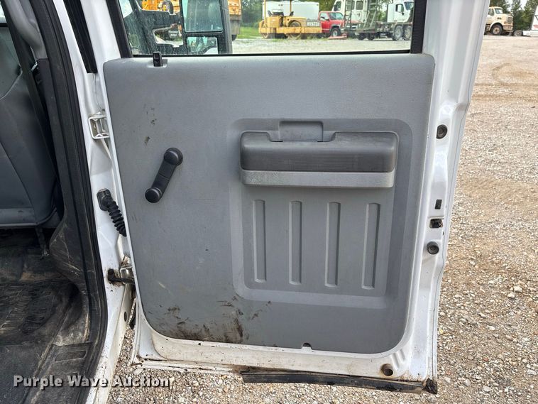 image for item DZ4608 2015 Ford  F250 Super Duty XL Crew Cab flatbed pickup truck