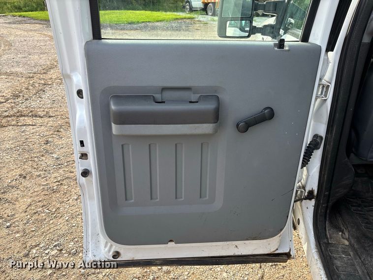 image for item DZ4608 2015 Ford  F250 Super Duty XL Crew Cab flatbed pickup truck