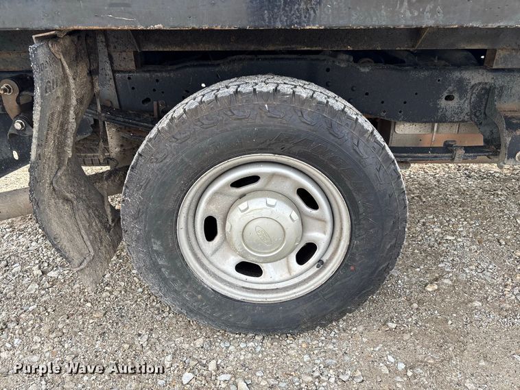 image for item DZ4608 2015 Ford  F250 Super Duty XL Crew Cab flatbed pickup truck