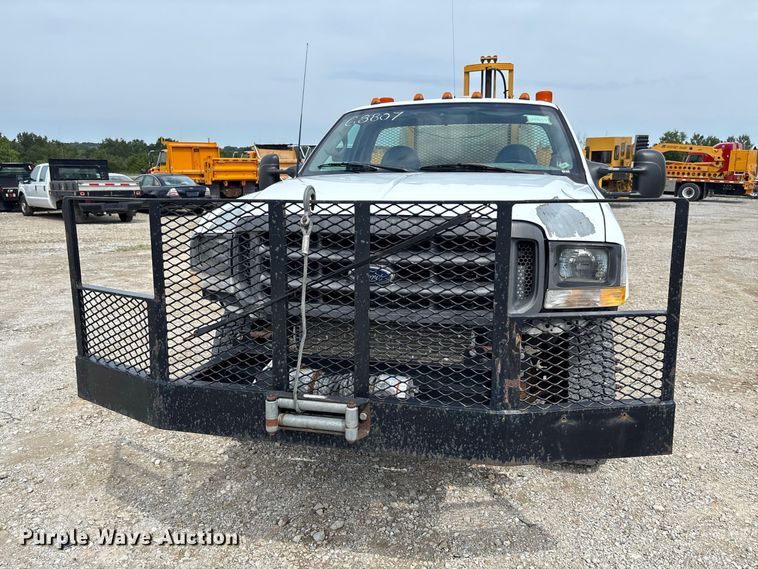 image for item DZ4614 2002 Ford  F550 Super Duty XL drilling rig truck