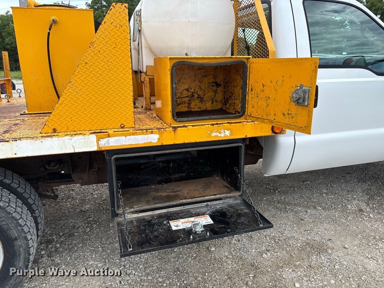 image for item DZ4614 2002 Ford  F550 Super Duty XL drilling rig truck