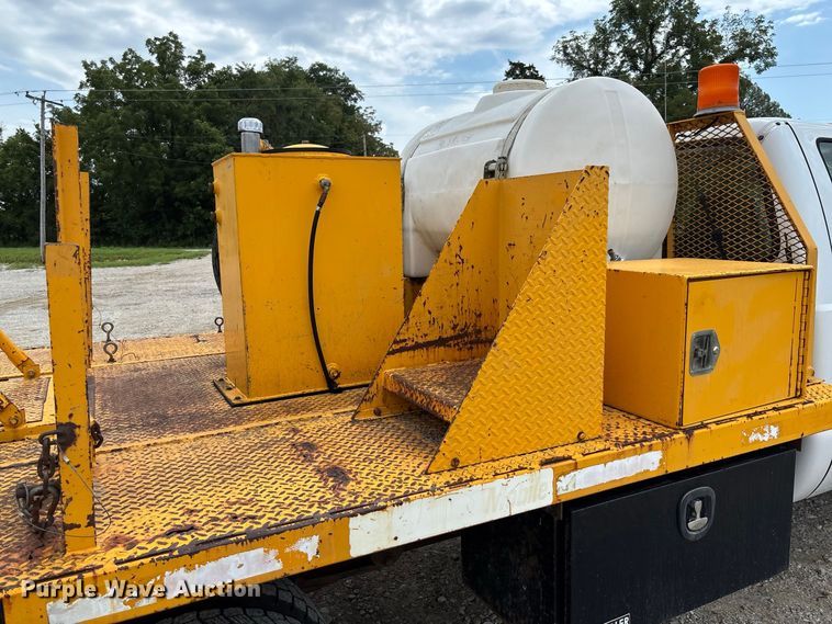 image for item DZ4614 2002 Ford  F550 Super Duty XL drilling rig truck