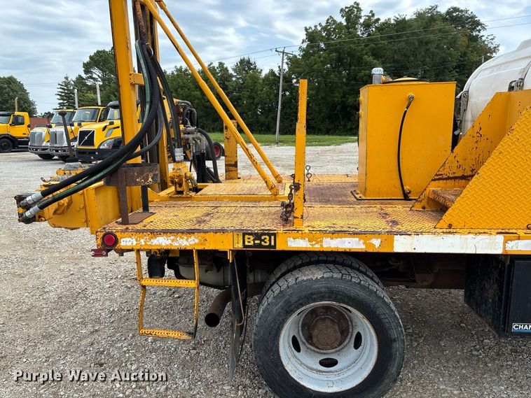image for item DZ4614 2002 Ford  F550 Super Duty XL drilling rig truck
