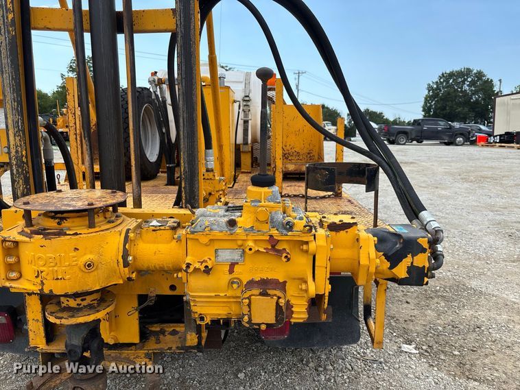 image for item DZ4614 2002 Ford  F550 Super Duty XL drilling rig truck