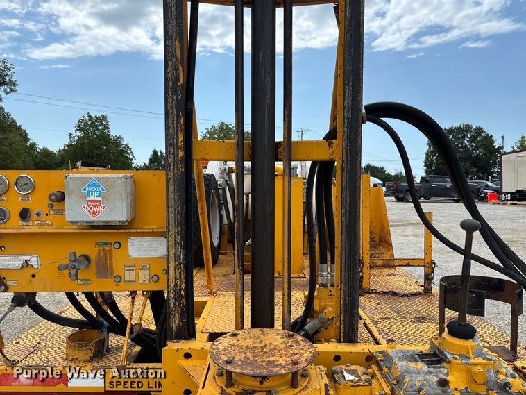 image for item DZ4614 2002 Ford  F550 Super Duty XL drilling rig truck
